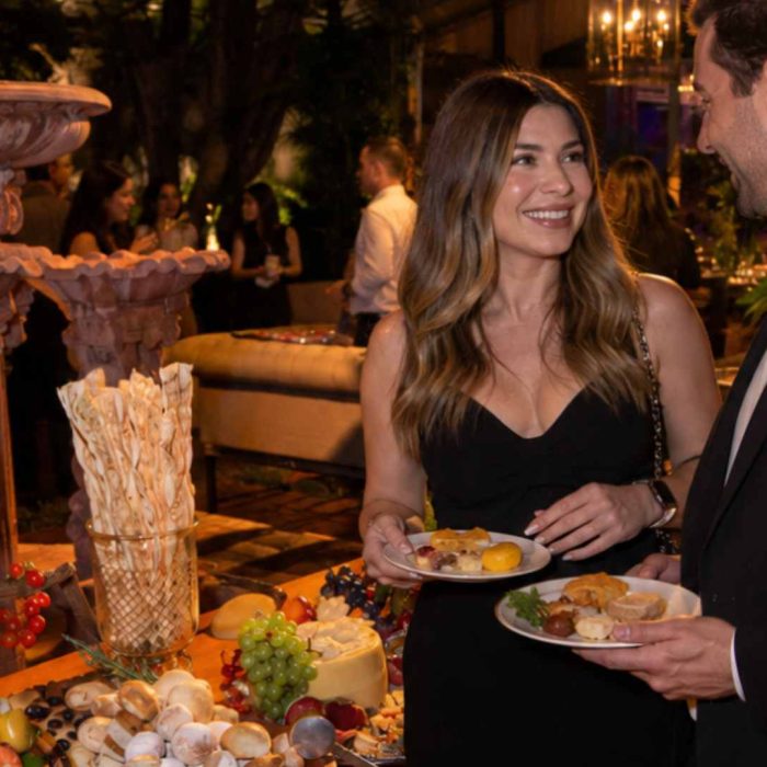 casal conversando em um evento preparado pelo buffet blacktie no le jardin